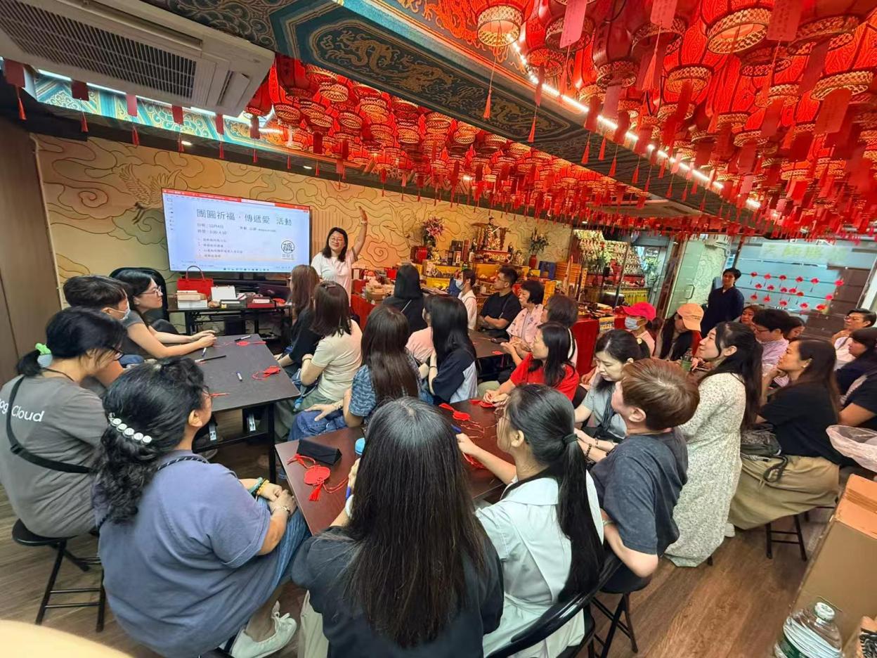 A group of people sitting in a room
AI-generated content may be incorrect.